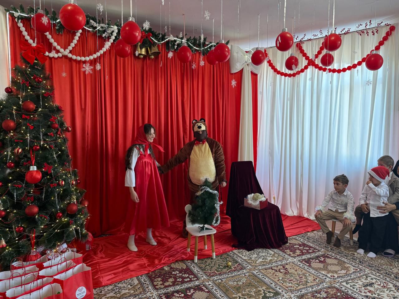 Детям и подросткам Реабилитационного центра в Казбековском районе в преддверии Нового года вручили подарки от Благотворительного фонда «Чистое сердце»